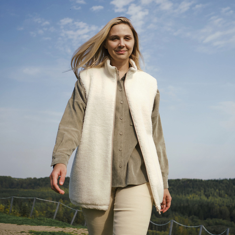 Жилет Адель молочный