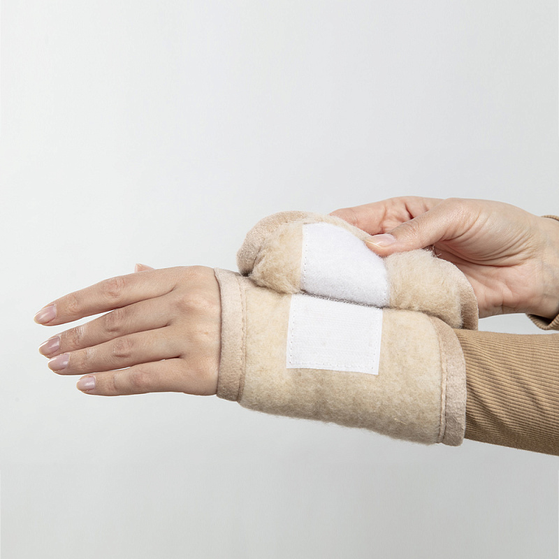 Повязка меховая на кисть